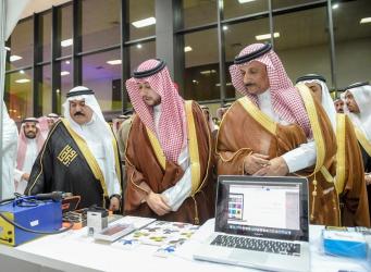 دشن ملتقى الشباب العاشر بافتتاح المعارض المصاحبة..نيابة عن أمير القصيم.. الأمير فهد بن تركي يتوج الفائزين بجائزة الشاب العصامي