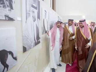 دشن ملتقى الشباب العاشر بافتتاح المعارض المصاحبة..نيابة عن أمير القصيم.. الأمير فهد بن تركي يتوج الفائزين بجائزة الشاب العصامي
