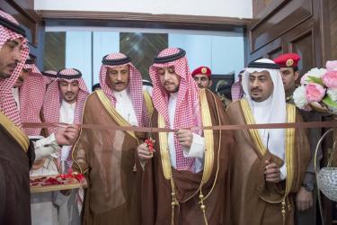 دشن ملتقى الشباب العاشر بافتتاح المعارض المصاحبة..نيابة عن أمير القصيم.. الأمير فهد بن تركي يتوج الفائزين بجائزة الشاب العصامي