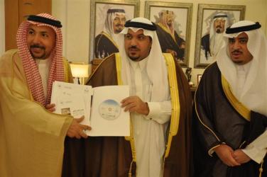 كرم  فريق عمل  ملتقى الشباب الرابع ببريدة..سمو نائب أمير القصيم يشيد بالجهود المتفانية والأداء المتميز لغرفة المنطقة.
